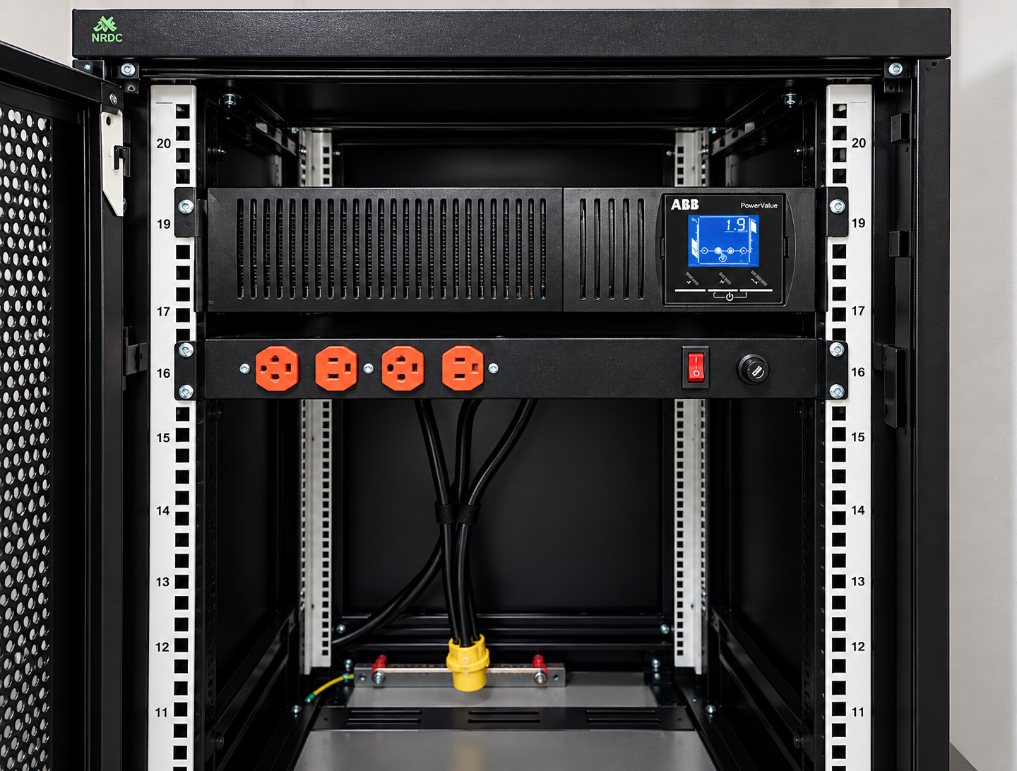 UPS industrial en rack — foto 2
